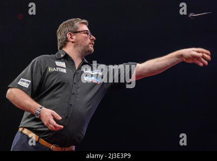 7.. April 2022, First Direct Arena, Leeds, Yorkshire, England; PDC Darts Turnier-Leeds: James Wade wirft seinen Dart Kredit: Action Plus Sports Images/Alamy Live News Stockfoto