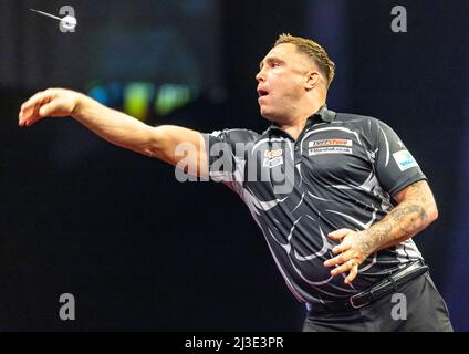 7.. April 2022, First Direct Arena, Leeds, Yorkshire, England; PDC Darts Turnier-Leeds: Gerwyn Price wirft seinen Dart Kredit: Action Plus Sports Images/Alamy Live News Stockfoto