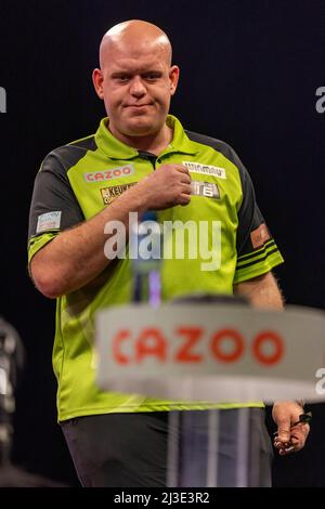 7.. April 2022, First Direct Arena, Leeds, Yorkshire, England; PDC Darts Turnier-Leeds: Michael van Gerwen Kredit: Action Plus Sports Images/Alamy Live News Stockfoto