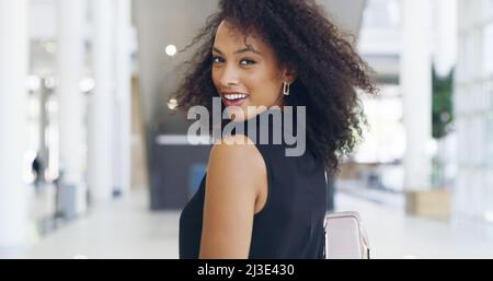 Wenn Ihr Erfolg haben wollt, folgt mir. Eine kurze Aufnahme einer jungen, schönen Geschäftsfrau in einem modernen Büro. Stockfoto