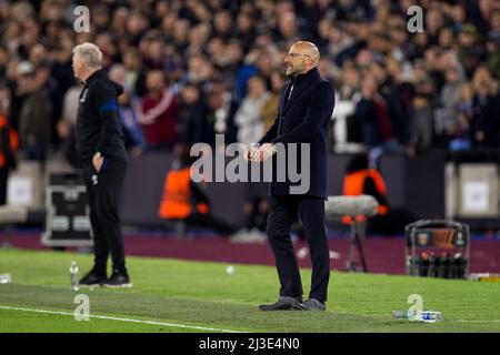 LONDON, GROSSBRITANNIEN. APR 7. Peter Bosz aus Lyon schaut am Donnerstag, dem 7.. April 2022, während des UEFA Europa League Quarter Finales zwischen West Ham United und Olympique Lyonnais im London Stadium, Stratford, auf. (Kredit: Federico Maranesi | MI Nachrichten) Kredit: MI Nachrichten & Sport /Alamy Live Nachrichten Stockfoto