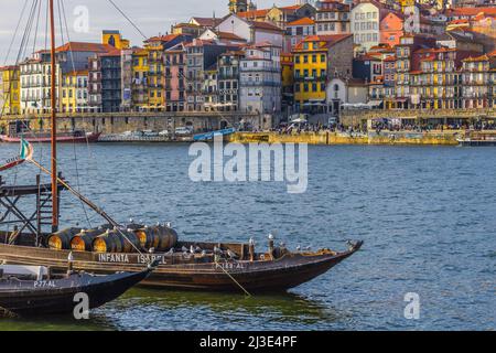 Blick auf die Altstadt von Porto von Vila Nova de Gaia mit alten Hafenschiffen im Vordergrund. Stockfoto