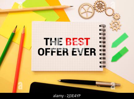 Business und Finanzen. Auf den blauen Finanzcharts ist ein Stück Karton, das sagt - das beste Angebot aller Zeiten Stockfoto