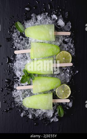 Hausgemachte Popsicles mit Limettensaft und Minze, Mojito-Fruchteis Stockfoto