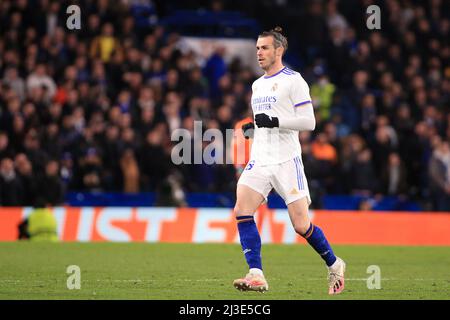 London, Großbritannien. 06. April 2022. Gareth Bale von Real Madrid schaut zu. UEFA Champions League, Viertelfinale 1., Chelsea gegen Real Madrid an der Stamford Bridge in London am Mittwoch, 6.. April 2022. Dieses Bild darf nur für redaktionelle Zwecke verwendet werden. Nur zur redaktionellen Verwendung, Lizenz für kommerzielle Nutzung erforderlich. Keine Verwendung bei Wetten, Spielen oder Veröffentlichungen in einem Club/einer Liga/einem Spieler. PIC von Steffan Bowen/Andrew Orchard Sports Photography/Alamy Live News Credit: Andrew Orchard Sports Photography/Alamy Live News Stockfoto