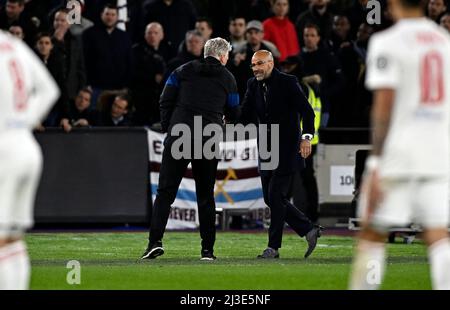 London, Großbritannien. 6. April 2022. David Moyes (West Ham-Manager) und Peter Bosz (Cheftrainer von Lyon) geben sich am Ende des Spiels die Hände. West Ham gegen Olympique Lyonnais Finale der UEFA Europa League im Londoner Stadion, Stratford, London, Großbritannien. Quelle: MARTIN DALTON/Alamy Live News Stockfoto