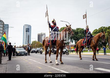 Buenos Aires, Argentinien. 07. April 2022. Die Grenadiere auf dem Pferdereiten begleiten den Präsidenten Boliviens, Luis Alberto Arce, in die Casa Rosada. Der Präsident des Plurinational State of Bolivia, Luis Arce Catacora, kam zu einem offiziellen Besuch nach Argentinien, um sich mit dem Präsidenten von Argentinien, Alberto Fenandez, zu treffen und Abkommen zu unterzeichnen. Kredit: SOPA Images Limited/Alamy Live Nachrichten Stockfoto