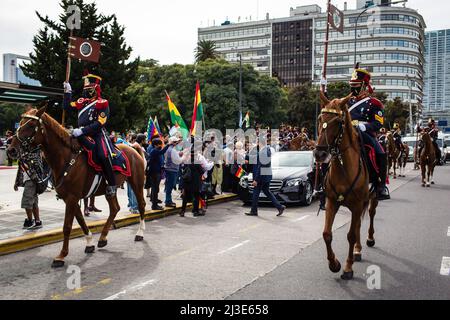 Buenos Aires, Argentinien. 07. April 2022. Die Grenadiere auf dem Pferdereiten begleiten den Präsidenten Boliviens, Luis Alberto Arce, in die Casa Rosada. Der Präsident des Plurinational State of Bolivia, Luis Arce Catacora, kam zu einem offiziellen Besuch nach Argentinien, um sich mit dem Präsidenten von Argentinien, Alberto Fenandez, zu treffen und Abkommen zu unterzeichnen. Kredit: SOPA Images Limited/Alamy Live Nachrichten Stockfoto