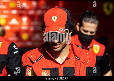 Melbourne, Australien. 07. April 2022. Carlos Sainz aus Spanien und Ferrari im Fahrerlager vor dem Großen Preis von Australien 2022 auf der Rennstrecke des Albert Park Grand Prix. Kredit: SOPA Images Limited/Alamy Live Nachrichten Stockfoto