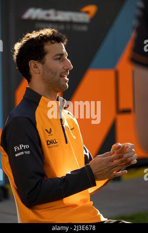 Melbourne, Australien. 07. April 2022. Daniel Ricciardo aus Australien und McLaren bei Interviews im Fahrerlager vor dem Großen Preis von Australien 2022 auf der Rennstrecke des Albert Park Grand Prix. Kredit: SOPA Images Limited/Alamy Live Nachrichten Stockfoto