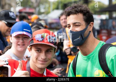 Melbourne, Australien. 07. April 2022. Daniel Ricciardo aus Australien und McLaren posiert mit Fans auf dem Melbourne Walk vor dem Großen Preis von Australien 2022 auf der Rennstrecke des Albert Park Grand Prix für Fotos. Kredit: SOPA Images Limited/Alamy Live Nachrichten Stockfoto