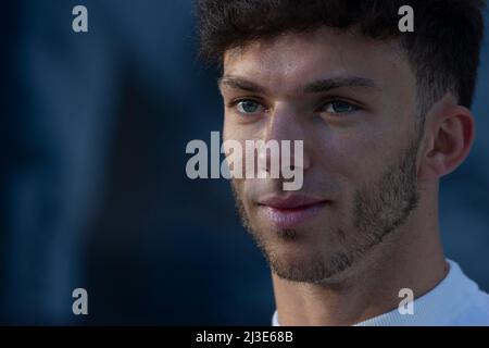 Melbourne, Australien. 07. April 2022. Pierre Gasly aus Frankreich und die Scuderia AlphaTauri sahen sich bei Interviews im Fahrerlager vor dem Großen Preis von Australien 2022 auf der Rennstrecke des Albert Park Grand Prix an. Kredit: SOPA Images Limited/Alamy Live Nachrichten Stockfoto