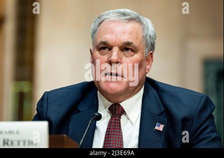 Washington, DC, USA. 7. April 2022. 7. April 2022 - Washington, DC, USA: CHARLES RETTIG, Kommissar für Steuerrecht, spricht bei einer Anhörung des Finanzausschusses des Senats. (Bild: © Michael Brochstein/ZUMA Press Wire) Stockfoto