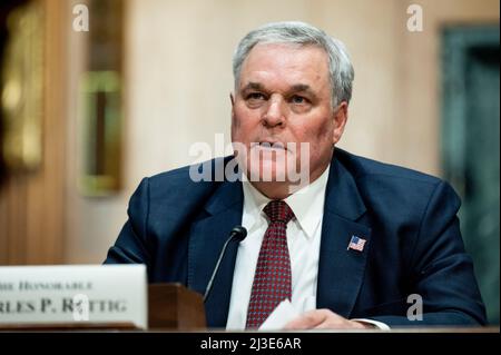 Washington, DC, USA. 7. April 2022. 7. April 2022 - Washington, DC, USA: CHARLES RETTIG, Kommissar für Steuerrecht, spricht bei einer Anhörung des Finanzausschusses des Senats. (Bild: © Michael Brochstein/ZUMA Press Wire) Stockfoto