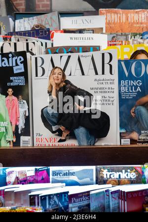 Barnes & Noble Booksellers auf der Fifth Avenue in New York City hat eine große Auswahl an Zeitschriften, USA 2022 Stockfoto