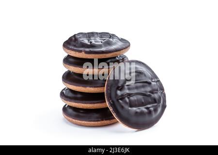 Jaffa Kuchen Kekse mit dunkler Schokolade bedeckt und mit Marmelade isoliert auf weiß gefüllt Stockfoto