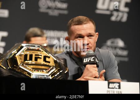 Jacksonville, Florida, JACKSONVILLE, FL, USA. 7. April 2022. JACKSONVILLE, FL - 7. April: Petr Yan trifft sich mit der Presse und den Fans zur Pressekonferenz im Hyatt Regency Waterfront für UFC 273 - Volkanovski vs the Korean - Presser am 7. April 2022 in Jacksonville, Florida, USA. (Bild: © Louis Grasse/PX Imagens via ZUMA Press Wire) Stockfoto