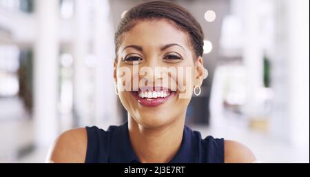 Erfolg folgt Positivität. Eine kurze Aufnahme einer jungen, schönen Geschäftsfrau in einem modernen Büro. Stockfoto