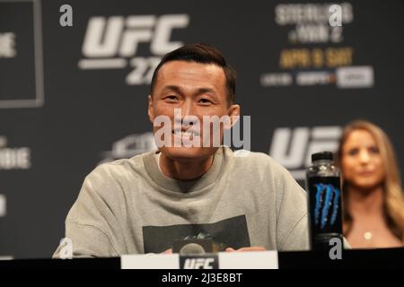 Jacksonville, Florida, JACKSONVILLE, FL, USA. 7. April 2022. JACKSONVILLE, FL - 7. April: Koreanischer Zombie trifft sich mit der Presse und den Fans zur Pressekonferenz am Times Union Center for UFC 273 - Volkanovski vs the Korean - Presser am 7. April 2022 in Jacksonville, Florida, USA. (Bild: © Louis Grasse/PX Imagens via ZUMA Press Wire) Stockfoto