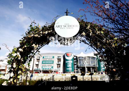 Eine allgemeine Ansicht eines Bogens mit Art School-Schildern auf der Aintree Racecourse, Liverpool. Bilddatum: Donnerstag, 7. April 2022. Stockfoto