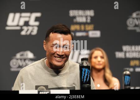 Jacksonville, Florida, JACKSONVILLE, FL, USA. 7. April 2022. JACKSONVILLE, FL - 7. April: Koreanischer Zombie trifft sich mit der Presse und den Fans zur Pressekonferenz am Times Union Center for UFC 273 - Volkanovski vs the Korean - Presser am 7. April 2022 in Jacksonville, Florida, USA. (Bild: © Louis Grasse/PX Imagens via ZUMA Press Wire) Stockfoto