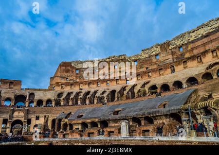 Künstlerische Ruinen des römischen Kolosseum, eines antiken Gladiatoren-Amphitheaters in Rom Italien Europa Stockfoto