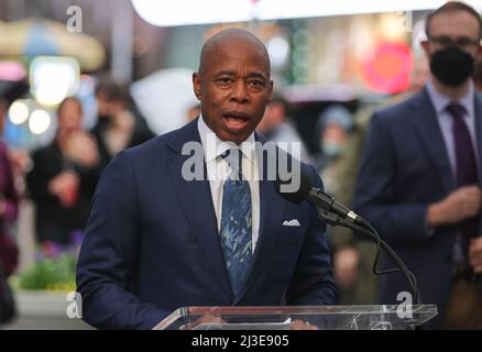 New York, NY, USA. 7. April 2022. Times Square, New York, USA, 07. April 2022 - der Bürgermeister von New York, Eric Adams, während der Enthüllung in der Broadway Grand Gallery am Times Square in New York City. Foto: Luiz Rampelotto/EuropaNewswire.BILDNACHWEIS ERFORDERLICH. (Bild: © Luiz Rampelotto/ZUMA Press Wire) Stockfoto