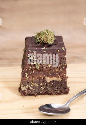 Marihuana Brownie auf Holzlöffel auf Küchentisch Stockfoto