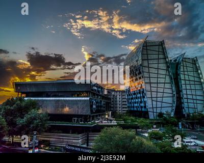 Johannesburg, Südafrika - 1. Januar 2020: HDR-Foto der Sandton-Büros bei Sonnenuntergang. Sandton im Finanzzentrum von Johannesburg. Stockfoto