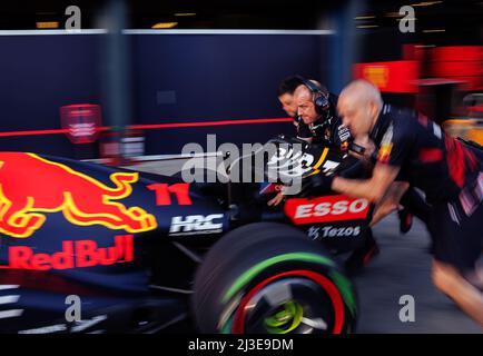 MELBOURNE, AUSTRALIEN, Albert Park Grand Prix Circuit, 7. April: Mechaniker, die am Grand Prix in Australien arbeiten und trainieren, halten mit dem Auto Nummer 11 von Sergio Perez (MEX) des Teams Red Bull am 7 an. April 2022. Stockfoto