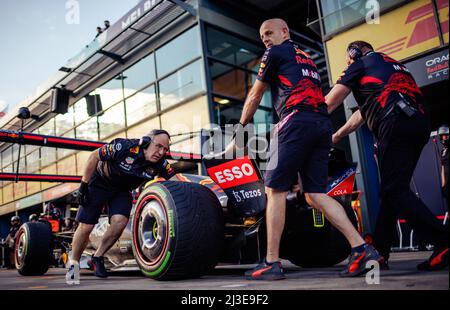 MELBOURNE, AUSTRALIEN, Albert Park Grand Prix Circuit, 7. April: Mechaniker, die am Grand Prix in Australien arbeiten und trainieren, halten mit dem Auto Nummer 11 von Sergio Perez (MEX) des Teams Red Bull am 7 an. April 2022. Stockfoto