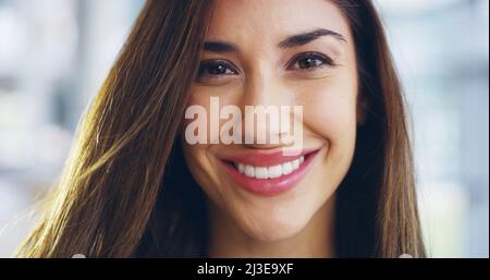 Ich wurde dafür geboren. Kurzer Screenshot einer selbstbewussten jungen Geschäftsfrau, die durch ein modernes Büro geht. Stockfoto