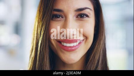 Ich bin bereit für den Erfolg. Kurzer Screenshot einer selbstbewussten jungen Geschäftsfrau, die durch ein modernes Büro geht. Stockfoto