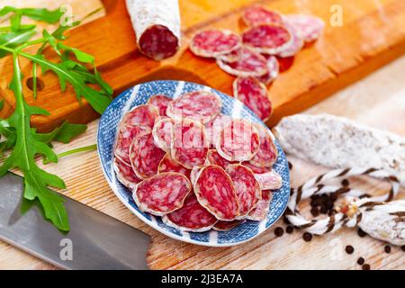 In Scheiben geschnittener spanischer Wurstfuet Stockfoto