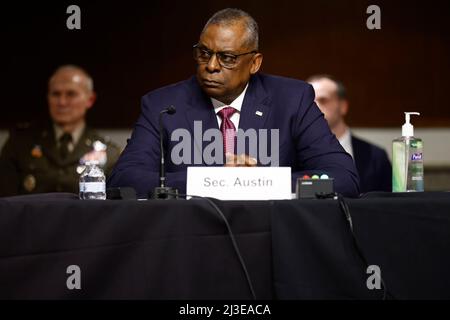 Washington, USA. 7. April 2022. Der US-Verteidigungsminister Lloyd Austin bezeugte vor dem US-Senatsausschuss für bewaffnete Dienste am 7. April 2022 den Antrag auf einen Verteidigungshaushalt für das Geschäftsjahr 2023 auf dem Capitol Hill in Washington, DC, USA. Kredit: Ting Shen/Xinhua/Alamy Live Nachrichten Stockfoto