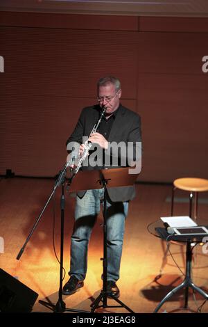 Rom, Italien. 07. April 2022. Gabriele Coen, begleitet von Francesco Poeti, präsentierte die Lektion für Jazzgeschichte 1. in der Casa del Jazz in Rom. (Foto von Daniela Franceschelli/Pacific Press) Quelle: Pacific Press Media Production Corp./Alamy Live News Stockfoto