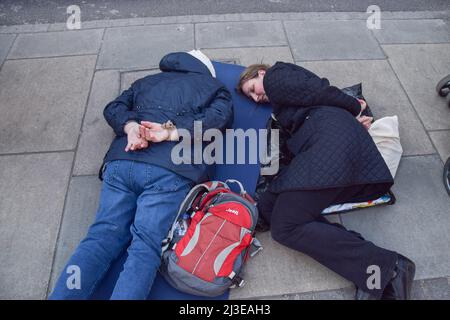 London, Großbritannien. 7.. April 2022. Demonstranten inszenieren ein Einsterben. Hunderte von Menschen versammelten sich vor der russischen Botschaft und warfen Pfannen, Kleidung, Spielzeug, Haushaltsgeräte und andere Haushaltsgegenstände als Reaktion auf die Plünderung durch russische Soldaten in der Ukraine ab. Kredit: Vuk Valcic/Alamy Live Nachrichten Stockfoto