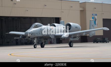 Ein A-10 Thunderbolt II mit den 442d Fighter Wing Taxis während der Übung Agile Tiger am 5. April 2022, Whiteman Air Force Base, Missouri. Exercise Agile Tiger ist auf die Kommunikation, Zusammenarbeit und Zusammenarbeit mit unseren gemeinsamen Service-Partnern ausgelegt. (USA Luftwaffe Foto von Senior Airman Parker J. McCauley) Stockfoto