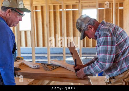 Mayfield, Kentucky - Freiwillige der United Methodist Church bauen ein Haus wieder auf, das während des Tornados im Dezember 2021 zerstört wurde, der Städte verschlingt Stockfoto