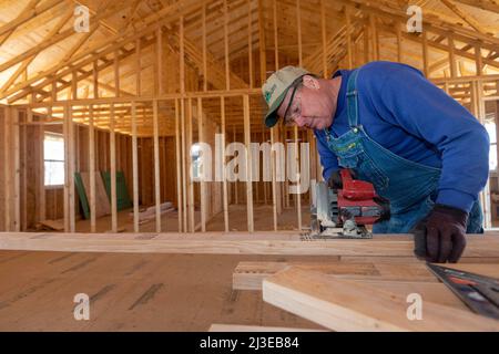 Mayfield, Kentucky - Freiwillige der United Methodist Church bauen ein Haus wieder auf, das während des Tornados im Dezember 2021 zerstört wurde, der Städte verschlingt Stockfoto