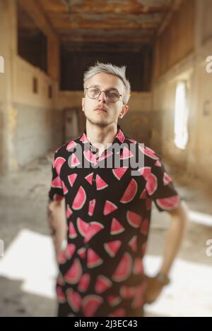 Blonde junge Mann posiert Porträt, Modetrends Konzept Stockfoto