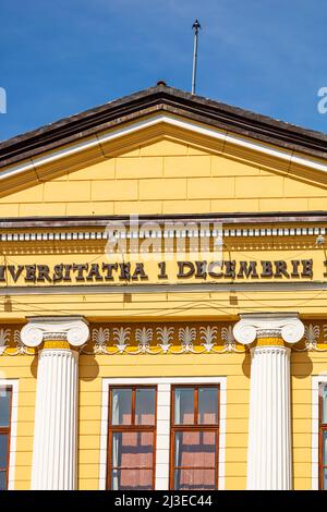 Architektonische Details, Fassade des Gebäudes der 1 Decembrie 1918 Universität, Alba Iulia, Rumänien, 2021 Stockfoto