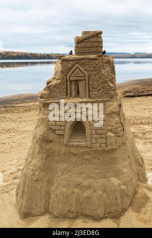 Sandcastle am Strand im Herbst, Lac Taureau, Saint-Michel-des-Saints, Lanaudiere, Quebec, Kanada. Stockfoto