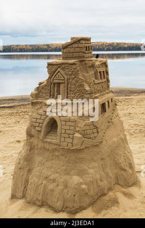 Sandcastle am Strand im Herbst, Lac Taureau, Saint-Michel-des-Saints, Lanaudiere, Quebec, Kanada. Stockfoto