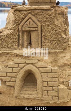 Sandcastle am Strand im Herbst, Lac Taureau, Saint-Michel-des-Saints, Lanaudiere, Quebec, Kanada. Stockfoto