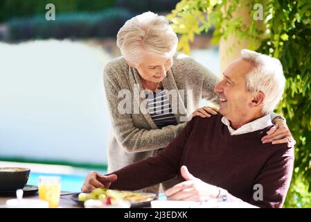 Wir waren immer die besten Freunde. Aufnahme eines liebevollen Seniorenpaares, das gemeinsam im Freien eine Mahlzeit genießt. Stockfoto