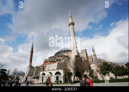 Istanbul, Türkei - 24 2022. März: Touristen rund um die sophia-Moschee an sonnigen Tagen Stockfoto