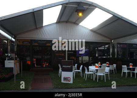 Albert Park, Melbourne, Victoria, Australien. 08. April 2022. FIA Formel-1-Weltmeisterschaft 2022 - Formel-1-Rolex-Australischer Grand-Prix - Ein Blick auf die Gastfreundlichkeit des McLaren F1-Teams im F1 Pit Paddock - Bildquelle: brett keating/Alamy Live News Stockfoto