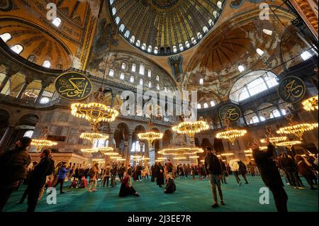 Istanbul, Türkei - 24 2022. März: Menschen in der sophie-Moschee, die sich umsehen Stockfoto