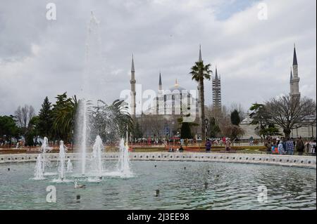 Istanbul, Türkei - März 24 2022: Blaue Moschee touristischer Platz in Istanbul auf dem sultanahmet Platz Stockfoto